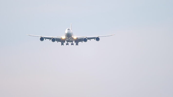 실루엣 여행 날개 교통시설 하늘 휴가 비행기 사람없음 파란색 태양 일몰 안개 화물 떨어짐 공항 화물선 항공 출발 상업 머리위 제트기 승객 엔진 대패 착륙 접근 항공사 4K MOV 해외동영상 클립영상 자연요소 산업 컬러 교통 컨셉 배_교통 항공교통 날씨 대중교통 촬영기법 노을 운송업 시설 동영상 파일형식