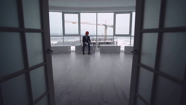 백인 직업 1 디자인 응시 남자 산업 커피 비즈니스 성공 휴식 주택 피곤 한명 사람 앉기 성인 건물 컵 건설현장 머그컵 마시기 잡기 업무 작업 엔지니어 계획 건축가 땅 청사진 공학 개발 단절 4K MOV 해외동영상 클립영상 서양인 식기 건축물 시선 교육 음료 컨셉 모션 건설업 기술자 동영상 파일형식