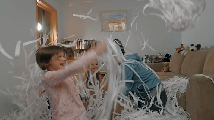 백인 행복 종이 어린이 장난 놀이 휴가 주택 기념 함께함 실내 웃음 사람 소년 10대 파티 기쁨 흰색 생일 던지기 흥분 꽃가루 부주의 많음 MOV 해외동영상 슬로모션 클립영상 서양인 기념일 남자 감정 컬러 컨셉 모션 청소년 촬영기법 표정 이벤트 내부 건물 가루 동영상 파일형식