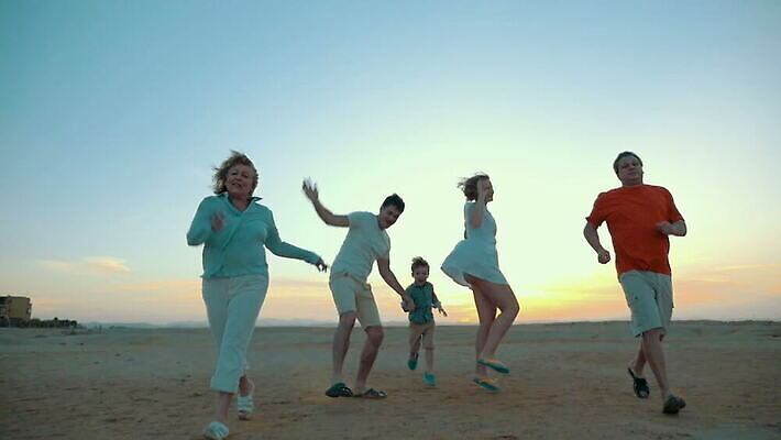 할아버지 행복 아들 할머니 어린이 모래 가족 하늘 엄마 휴가 손자 함께함 사람 소년 사람없음 야외 달리기 점프 산책 기쁨 아빠 저녁 큼 무료 부주의 조부모 MOV 해외동영상 슬로모션 클립영상 여자 노년 남자 감정 컨셉 관계 모션 휴식 촬영기법 야간 크기 손주 동영상 파일형식