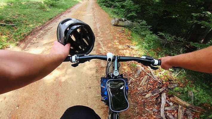 라이프스타일 도로 스포츠 포즈 자국 모션 자연 산 경사 사람없음 야외 운동 자전거 점프 경쟁 승차 소프트포커스 숲 헬멧 속도 흥분 순환 먼지 사이클링 바이크레이서 바이킹 블러 산악자전거 1인칭시점 4K MP4 해외동영상 클립영상 시선 감정 길 컨셉 교통시설 촬영기법 건강 생활 바이크 보호장비 육상스포츠 생태계 동영상 파일형식