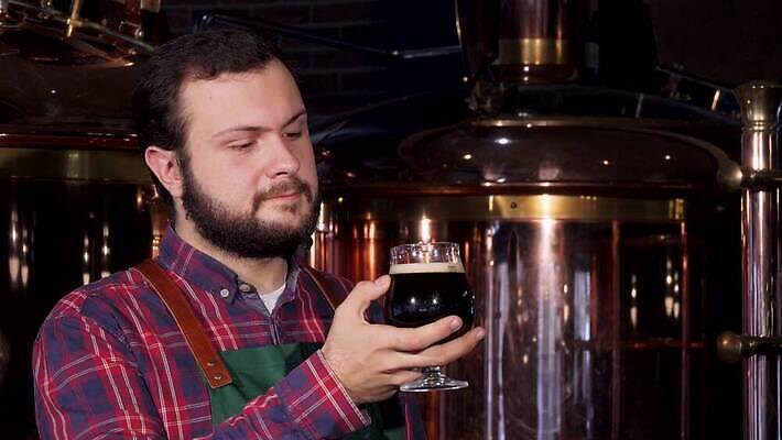 직업 산업 음료 사업가 공장 유리 성공 노동자 수염 맥주 생맥주 한명 미소 기계 장비 알코올 업무 바 맛 제조 컨테이너 종업원 탱크 발효 레시피 수납 주인 내추럴 양조 양조장 옥토버페스트 철강 중소기업 맛있는 4K MOV 해외동영상 클립영상 1 컨셉 회사 공업 재질 주류 표정 사람 작업 동영상 파일형식 비즈니스