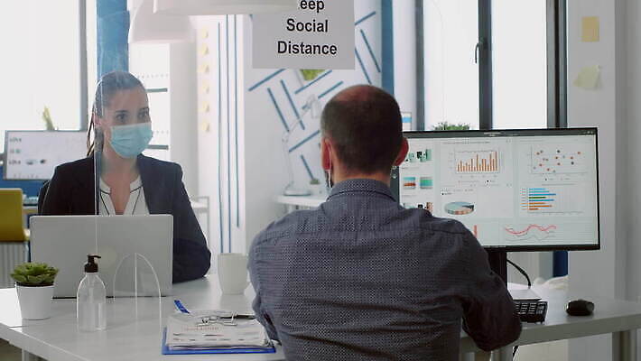 백인 직업 라이프스타일 여자 얼굴 비즈니스 노동자 직장 건강 가면 마스크 안전 사람 노트북 컴퓨터 사무실 업무 작업 비즈니스맨 비즈니스우먼 바이러스 보호 질병 동료 예방 감염 방패 전염병 코로나바이러스 사회적거리두기 뉴노멀 4K MOV 해외동영상 클립영상 서양인 남자 캠페인 컨셉 회사 의학 관계 생활 신체부위 경제 전자제품 직장인 동영상 파일형식