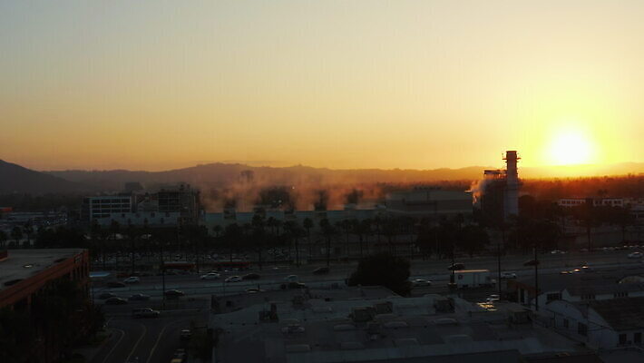 식물 산업 컬러 비즈니스 공장 자동차 하늘 조명 굴뚝 사람없음 경제 쌓기 환경 탑 금속 힘 일몰 에너지 오염 연기 제조 보호 기름 휘발유 석유 야간 수증기 연료 가스 튜브 공학 디젤 생태학 파이프라인 화학물질 공급 탄소 4K MOV 해외동영상 클립영상 자연요소 건축물 교육 음식 육상교통 컨셉 공업 모션 재질 노을 화학 파이프_관 동영상 파일형식