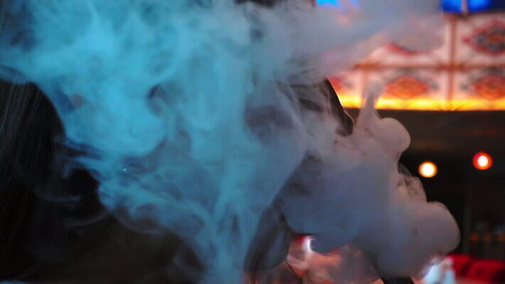 얼굴 컬러 백그라운드 추상 담배 한명 사람 빛 약 섹시 파티 검은색 어둠 새벽 안개 축하 바 뜨거움 연기 질병 야간 신비 클럽 디스코 전자 네온 담배연기 느림 중독 습관 니코틴 흡연자 MOV 해외동영상 클립영상 자연요소 1 음악 컨셉 무늬 의학 날씨 흡연 이벤트 신체부위 춤 동영상 파일형식