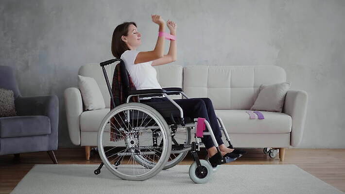 백인 여자 행복 무기 이동 주택 실내 건강 한명 미소 사람 앉기 성인 운동 환자 악단 센터 질병 강의 장애인 간호 연습 휠체어 장애 반항 돌봄 물리치료 재활 지원 치유 4K MOV 해외동영상 클립영상 서양인 1 감정 음악 컨셉 의학 모션 표정 내부 건물 치료 동영상 파일형식