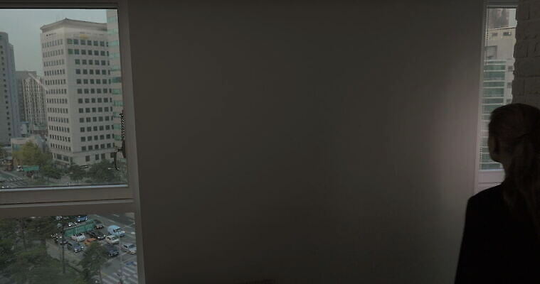 백인 응시 아시아 비즈니스 건축양식 창문 유리 거리 서울 파노라마 사람 성인 건물 도시풍경 고층빌딩 도시 커튼 비즈니스우먼 오픈 바쁨 시각장애인 4K MOV 해외동영상 클립영상 서양인 건축물 시선 여자 건축 나라 재질 한국 촬영기법 풍경 빌딩 직장인 장애인 동영상 파일형식