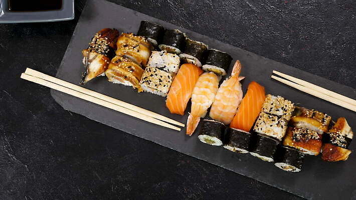 전통 접시 아시아 음식 백그라운드 다이어트 밥 새우 건강 어류 요리 동양인 사람없음 빨간색 주방 식당 일본 요리사 검은색 식사 저녁식사 초밥 회 흰색 신선 해조류 닫기 맛 김 고추냉이 참치 먹기 해산물 날것 롤 연어 생강 아보카도 점심식사 대두 맛있는 4K MOV 해외동영상 클립영상 직업 식기 나라 컬러 컨셉 채소 과일 모션 갑각류 인종 상점 수중동물 양념 해양식물 동영상 일본음식 파일형식