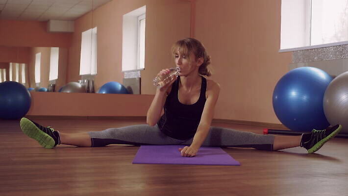 백인 1 라이프스타일 여자 스포츠 신체 휴식 실내 건강 한명 앉기 20대 물 30대 금발 운동 스트레칭 마시기 중앙 갈증 날씬함 연습 클럽 체육관 근육질 노력 지역 레깅스 다리찢기 늘이기 돌봄 혼자 4K MOV 해외동영상 클립영상 자연요소 서양인 헤어스타일 컨셉 모션 하의 근육 사람 청년 내부 생활 장년 몸매 동영상 파일형식