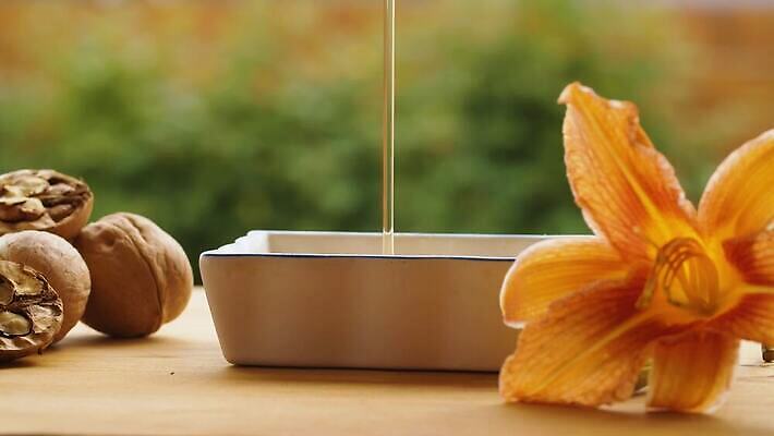 라이프스타일 꽃 탁자 디저트 건강 사람없음 야외 정원 맑음 흐름 사발 붓기 달콤 맛 떨어짐 백합 설탕 먹기 유기농 호두 시럽 꿀 4K MOV 해외동영상 클립영상 식물 웰빙 음식 가구 컨셉 모션 날씨 생활 견과류 사기그릇 동영상 파일형식