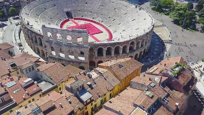 여행 백그라운드 지붕 파노라마 미술 사람없음 옆모습 가로 탑 경기장 이탈리아 콘서트 수확 골동품 발코니 원형 성 중세 역사 재산 옥상 극장 정사각형 광장 슛 장면 지역 궤도 기념물 원형경기장 천연기념물 드론 로마인 베로나 보호구역 옛날 오페라 원형극장 파멸 4K MOV 해외동영상 클립영상 도형 건축물 유럽 뷰포인트 컨셉 농업 스포츠시설 문화예술 촬영기법 인종 금융 공연 동영상 구역 파일형식 소멸