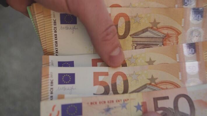 손 유럽 종이 백그라운드 컨셉 지폐 돈 비즈니스 탁자 성공 관리 사람없음 금융 경제 사무실 저축 유로 잡기 비즈니스맨 계산 재산 구매 투자 결제 계산서 월급 대출 계좌 세금 수입 예산 카운트 경제학 4K MOV 해외동영상 클립영상 교육 남자 나라 가구 모션 신체부위 쇼핑 직장인 동영상 파일형식