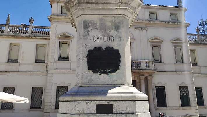 전통 가방 비즈니스 건축양식 하늘 주택 미술 사람없음 조각상 교회 문 탑 이탈리아 궁전 기둥 도시 역사 성자 역 강의 상인 정사각형 광장 대리석 청동 영웅 기념물 랜드마크 마케팅 숭배 진짜 가리발디 4K MP4 해외동영상 클립영상 도형 건축물 잡화 건축 유럽 종교 고건축 재료 종교건축 교통시설 문화예술 건물 조형물 위인 동영상 정치가 파일형식