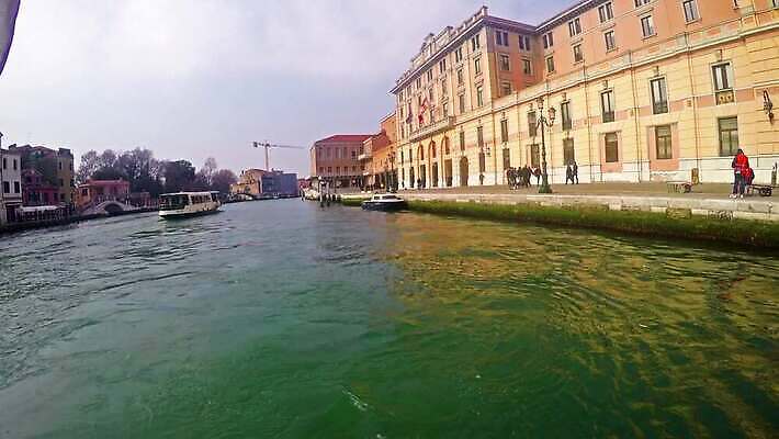 유럽 휴가 가면 사람없음 건물 물 강 도시풍경 산타클로스 이탈리아 궁전 낭만 도시 보트 곤돌라 홍수 광장 운하 베네치아 경례 마리아 석호 랜드마크 바실리카 1인칭시점 4K HD MP4 해외동영상 클립영상 자연요소 건축물 시선 나라 종교 컨셉 고건축 크리스마스 배_교통 풍경 인사 자연재해 동영상 파일형식