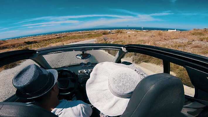 백인 라이프스타일 커플 여자 행복 도로 섬 여행 결혼 교통시설 자동차 휴가 함께함 웃음 사람 야외 파티 우정 운전 흰색 그룹 고급 그리스 오픈카 캘리포니아 산토리니 힙스터 4K MP4 해외동영상 클립영상 서양인 패션 감정 유럽 길 육상교통 컬러 교통 컨셉 관계 모션 승용차 표정 이벤트 생활 친구 미국 시설 동영상 파일형식