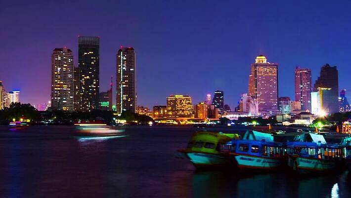 아시아 여행 백그라운드 비즈니스 건축양식 태국 호텔 휴가 파노라마 동양인 풍경 사람없음 건물 물 빛 강 도시풍경 사무실 탑 고층빌딩 황혼 새벽 도시 사찰 보트 도심 야간 저녁 방콕 장면 지역 타운 스카이라인 랜드마크 수도권 타임랩스 MP4 해외동영상 클립영상 자연요소 건축물 건축 나라 배_교통 종교건축 숙소 촬영기법 인종 빌딩 일몰 동영상 파일형식