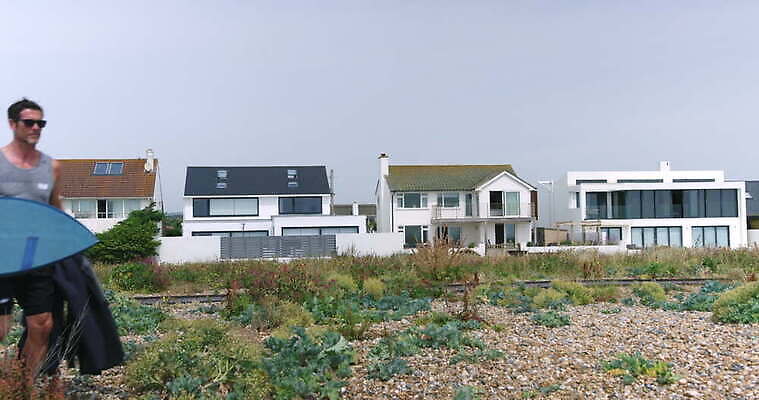 바다 건축양식 영국 주택 한명 야외 건물 걷기 조약돌 서핑보드 서핑 적재 서식스 4K 트래킹숏 MOV 해외동영상 클립영상 1 건축물 건축 유럽 모션 촬영기법 사람 돌 수상스포츠 보드_스포츠 동영상 파일형식