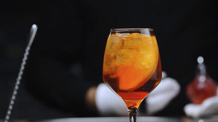 직업 라이프스타일 오렌지 모션 유리 주류 실내 관리 미술 사람없음 파티 검은색 축제 활발 추위 축하 알코올 신선 칵테일 바 투명 닫기 야간 샴페인 클럽 회전 바텐더 되감기 유흥 효과 4K MP4 해외동영상 클립영상 자연요소 음료 컬러 컨셉 과일 재질 문화예술 이벤트 내부 생활 동영상 파일형식