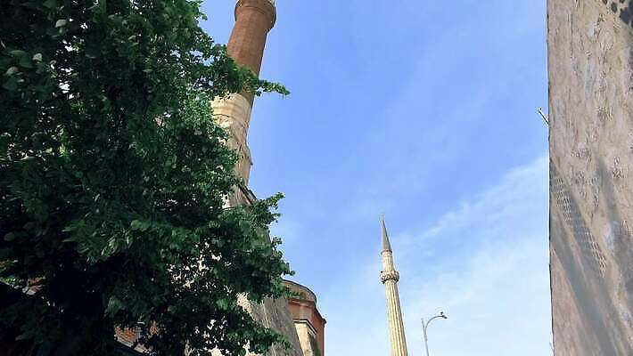 디자인 외관 유럽 아시아 종교 문화 여행 건축양식 이스탄불 사람없음 야외 건물 파란색 반사 성당 교회 황혼 기도 중세 역사 이슬람교 분수 모스크 신성 동쪽 칠면조 랜드마크 바실리카 비잔틴 숭배 옛날 콘스탄티노플 4K MP4 튀르키예 해외동영상 클립영상 건축물 건축 나라 컬러 종교건축 조류 일몰 방향 동영상 제국 파일형식