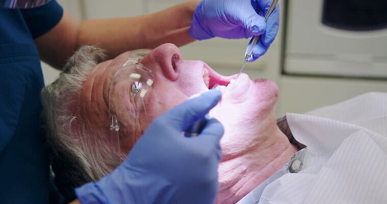 백인 응시 여자 노년 남자 중년 장갑 영국 잉글랜드 실내 작업복 사람 두명 건강관리 기댐 환자 치과의사 치과용품 70대 서식스 4K MOV 해외동영상 클립영상 서양인 시선 잡화 옷 유럽 의학 모션 건강 관리 성인 내부 의사 의료용품 동영상 파일형식