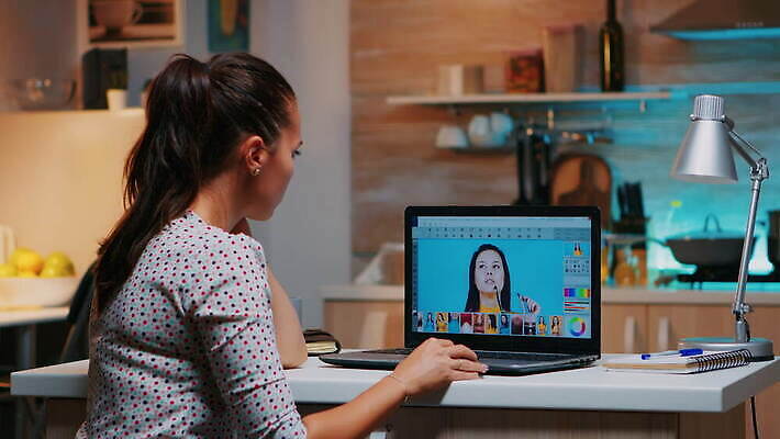 편집 직업 디자인 인터넷 통신 주택 직장 실내 창조 경사 사람없음 그래픽 컴퓨터 사무실 디지털 주방 스크린 모니터 업무 작업 디자이너 사진사 책상 예술가 동영상 UI 그래픽디자이너 소프트웨어 프리랜서 4K MOV 해외동영상 클립영상 가구 회사 비즈니스 내부 건물 전자제품 작가 파일형식