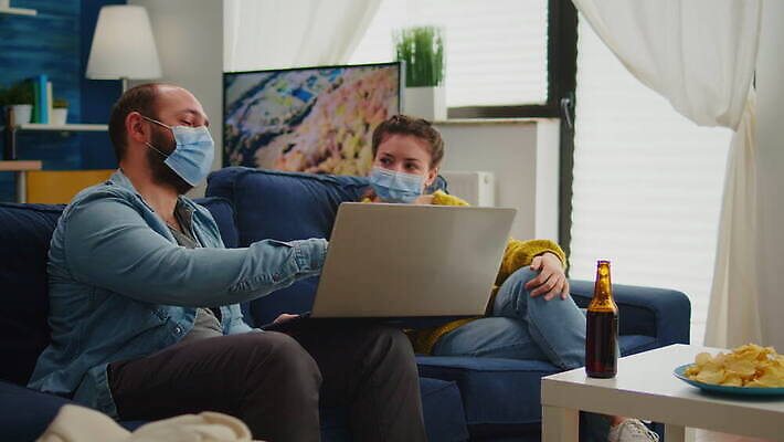 행복 거실 아파트 주택 맥주 대화 가면 마스크 앉기 사람없음 친구 노트북 소파 글로벌 파티 우정 펼침 기쁨 마시기 축하 그룹 바이러스 보호 예방 번짐 주말 보여주기 소셜 의사소통 코로나바이러스 사회적거리두기 사교적 뉴노멀 4K MOV 해외동영상 클립영상 감정 캠페인 컨셉 의자 관계 모션 주류 말하기 이벤트 건물 경제 전자제품 동영상 파일형식 효과
