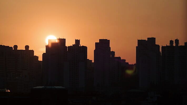실루엣 오렌지 모션 하늘 아침 조명 서울 사람없음 건물 빨간색 도시풍경 태양 도시 시간 야간 상승 반대 전경 4K 타임랩스 MOV 해외동영상 클립영상 주간 자연요소 건축물 컬러 컨셉 과일 한국 촬영기법 풍경 동영상 파일형식 탑뷰