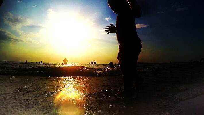 라이프스타일 손 실루엣 어린이 바다 가족 하늘 엄마 휴가 사랑 야외 가로 빛 걷기 일몰 산책 기쁨 아기 저녁 휴양지 동영상 보유 4K MOV 해외동영상 클립영상 감정 관계 모션 휴식 촬영기법 사람 생활 신체부위 노을 장소 야간 파일형식