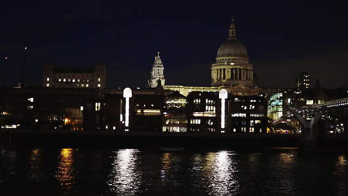 구름 유럽 여행 건축양식 영국 잉글랜드 거리 사람없음 야외 건물 물 강 도시풍경 반사 평화 금속 어둠 도시 야간 저녁 런던 스카이라인 랜드마크 4K MOV 해외동영상 클립영상 자연요소 건축물 건축 나라 컨셉 재질 풍경 동영상 파일형식