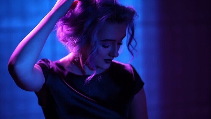 모델 디자인 분홍색 컬러 컨셉 실내 관리 미술 한명 파란색 빛 컬러풀 파티 유행 페인트 춤 제비꽃 디스코 네온 창백 MP4 해외동영상 클립영상 1 꽃 음악 문화예술 사람 이벤트 내부 동영상 파일형식