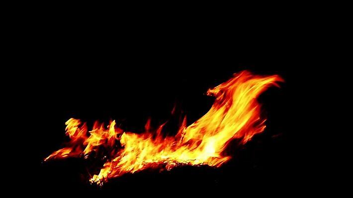 백그라운드 오렌지 모션 벽지 불꽃 따뜻함 사람없음 빨간색 빛 노란색 검은색 어둠 에너지 뜨거움 고리 위험 모닥불 바비큐 묘사 벽난로 질감 매움 화재 엘리먼트 점화 지옥 화상 HD MOV 해외동영상 클립영상 음식 컬러 컨셉 과일 불 맛 상처 사건 동영상 파일형식