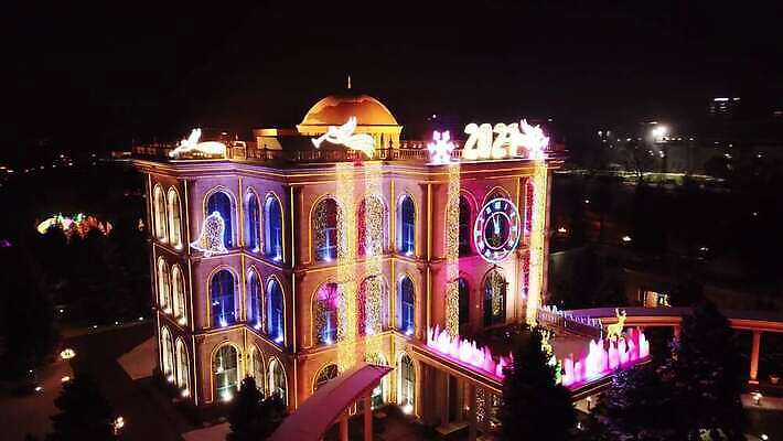 나무 전통 디자인 행복 여행 백그라운드 크리스마스 겨울 가족 자동차 휴가 새해 거리 사람 사람없음 야외 장식 빛 크리스마스트리 걷기 축제 축하 도시 정상 야간 저녁 12월 정사각형 네온 타운 빛망울 드론 랜드마크 카자흐스탄 4K 알마티 MP4 해외동영상 클립영상 자연요소 도형 식물 계절 기념일 감정 아시아 육상교통 컨셉 관계 모션 날짜 밤 동영상 파일형식