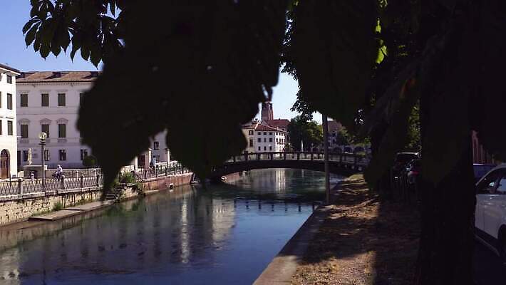 나무 공원 유럽 길 여행 잎 건축양식 자연 하늘 거리 주택 사람없음 야외 건물 초록색 물 강 검은색 이탈리아 낭만 흰색 도시 센터 역사 그림 운하 타운 옛날 가리발디 4K MP4 해외동영상 클립영상 자연요소 식물 건축물 공공시설 건축 나라 컬러 컨셉 생태계 위인 동영상 정치가 파일형식