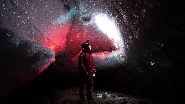 컬러 여행 백그라운드 겨울 자연 조명 산 아이슬란드 그림자 한명 사람 풍경 빨간색 파란색 빛 냉동 얼음 어둠 추위 광선 바위 등불 투명 터널 동굴 신비 크리스탈 북극 빙하 서리 빙산 지하 카자흐스탄 4K 알마티 MP4 해외동영상 클립영상 자연요소 1 계절 유럽 아시아 길 컨셉 돌_바위 광석 극지방 생태계 동영상 파일형식