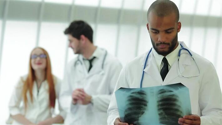 직업 응시 여자 남자 유니폼 청진기 넥타이 기술 엑스레이 실내 건강 병원 실험 3 대화 치료 세명 약 장비 환자 간호사 의사 엄지손가락 가운 허파 OK 대표 직원 보여주기 외과 다민족 MP4 해외동영상 클립영상 시선 잡화 옷 손가락 의학 의료기기 모션 말하기 사람 손짓 내부 의료진 호흡기관 동영상 파일형식