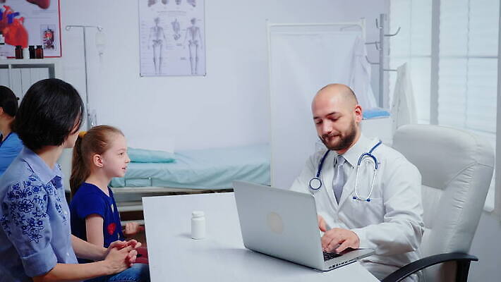 직업 딸 어린이 청진기 엄마 건강 병원 대화 미소 앉기 치료 노트북 부모 알약 약 듣기 고통 환자 간호사 의사 도움 질병 토론 컨설턴트 약속 방문 돌봄 소아과의사 4K MOV 해외동영상 클립영상 감정 컨셉 의학 가족 의료기기 모션 표정 말하기 사람 전자제품 의료진 전문직 상담 동영상 파일형식