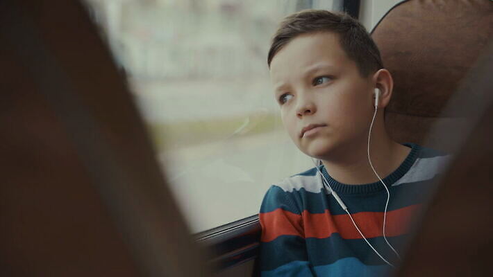 학생 응시 계절 음악 남학생 여행 노래 창문 교통시설 버스 한명 사람 소리 듣기 추위 코트 슬픔 가을 도시 좌절 고독 승차 출퇴근 일반 깊이 우울증 캡모자 혼자 4K MOV 해외동영상 클립영상 모자_잡화 1 시선 남자 감정 육상교통 교통 컨셉 비즈니스 모션 문화예술 대중교통 외투 질병 시설 동영상 파일형식