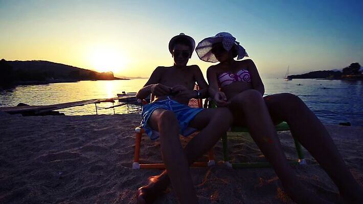 백인 모델 모자 학생 라이프스타일 여자 행복 바다 여행 모바일 휴식 미소 사람 소년 여름 스마트폰 핸드폰 파티 카메라 사진촬영 일몰 기쁨 수확 셀프카메라 스마트 그림 셀프 MOV 해외동영상 클립영상 서양인 잡화 계절 남자 감정 어린이 컨셉 농업 표정 이벤트 생활 전자제품 스마트기기 노을 촬영 동영상 파일형식