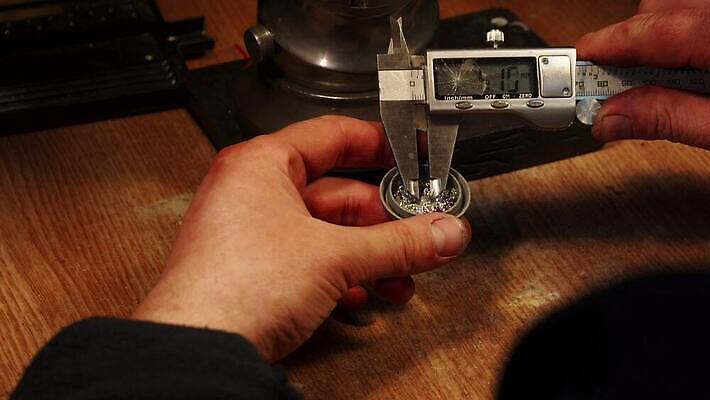 직업 손 손가락 탁자 기술 한명 사람 목재 숫자 금속 디지털 공백 장비 공구 잡기 업무 작업 작업실 닫기 제조 지시 크리스탈 보석 공예 책상 측정 바쁨 만들기 전자 치수 철사 수공예 게이지 깊이 작업대 조작 캘리퍼스 4K MOV 해외동영상 클립영상 나무 문자 1 가구 재료 모션 재질 취미 신체부위 도구 광석 동영상 파일형식