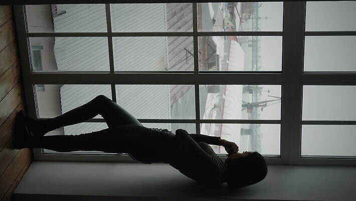 라이프스타일 감정 얼굴 흑인 백그라운드 생각 스트레스 실내 표정 한명 세로 뷰티 유행 기댐 고통 슬픔 고급 좌절 고독 지루함 고민 다문화 두통 문제 긴장 세대 몽상가 배려 부정적 심각 혼란 혼자 스타일 밀레니얼 4K MOV 해외동영상 클립영상 서양인 1 컨셉 모션 사람 내부 생활 신체부위 경제 질병 사회이슈 동영상 파일형식