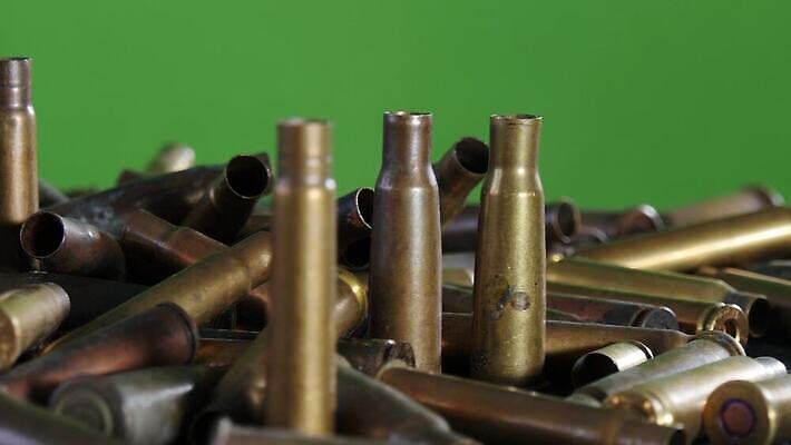 무기 공 안내 사람없음 초록색 금속 스크린 총 껍질 원형 폭력 그룹 위험 군용 전쟁 사냥 슛 육군 총알 놋쇠 총포 4K MP4 해외동영상 클립영상 도형 컬러 컨셉 재질 군대 사회이슈 동영상 파일형식