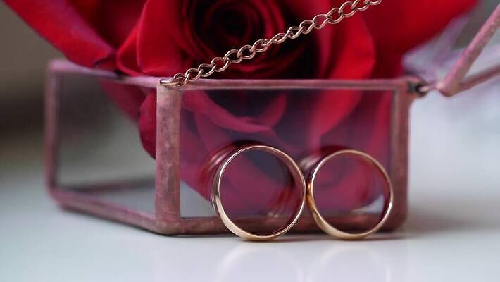 전통 커플 기념일 결혼 2 장신구 결혼식 남편 함께함 선물 사랑 사람없음 빛 금속 흰색 축하 반지 아내 쌍 황금 고급 닫기 은색 보석 심볼 오브젝트 다이아몬드 약혼 고립 백금 제안 4K MOV 해외동영상 클립영상 감정 컬러 컨셉 관계 모션 재질 이벤트 광석 약속 동영상 파일형식