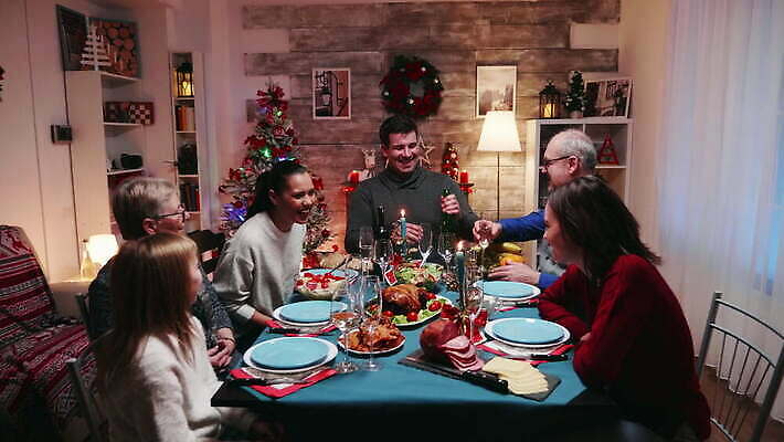 백인 전통 라이프스타일 계절 행복 음료 크리스마스 가족 유리 탁자 휴가 주택 함께함 실내 대화 선물 미소 웃음 성인 크리스마스트리 파티 축제 식사 저녁식사 모임 축하 아빠 샴페인 먹기 잔치 크리스마스이브 4K MOV 해외동영상 클립영상 서양인 기념일 감정 가구 컨셉 관계 모션 재질 주류 표정 말하기 사람 이벤트 내부 건물 생활 동영상 파일형식