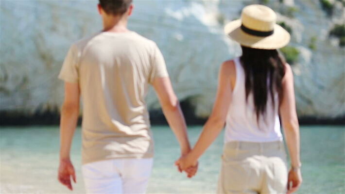 백인 라이프스타일 손 커플 모래 바다 컬러 여행 2 가족 포옹 자연 휴가 휴식 함께함 사랑 성인 야외 두명 물 여름 파란색 침묵 이탈리아 낭만 신혼여행 전원 이국적 MOV 해외동영상 클립영상 자연요소 서양인 계절 감정 유럽 결혼 컨셉 관계 안기 사람 생활 신체부위 소리 전기에너지 생태계 동영상 파일형식