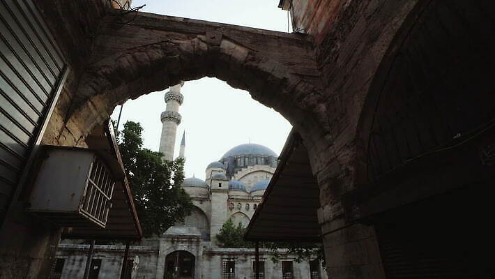 구름 유럽 아시아 종교 문화 여행 건축양식 하늘 이스탄불 미술 동양인 사람없음 건물 파란색 도시풍경 탑 도시 사찰 중앙 이슬람교 모스크 신성 동쪽 칠면조 랜드마크 보스포루스 아랍어 옛날 제국 콘스탄티노플 4K MOV 튀르키예 해외동영상 클립영상 자연요소 건축물 건축 나라 컬러 종교건축 조류 문화예술 인종 풍경 방향 동영상 파일형식
