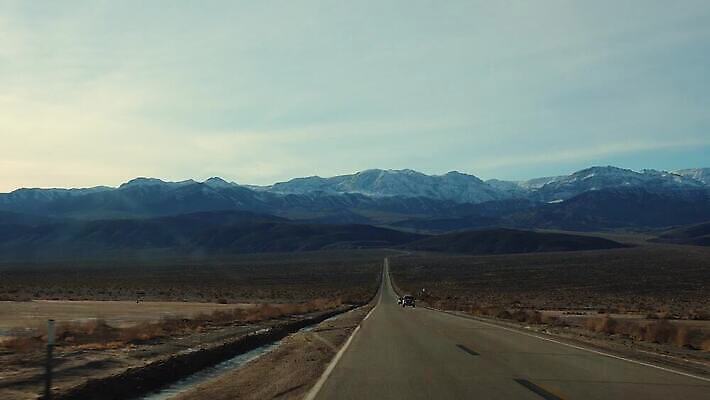 구름 공원 도로 자연 산 거리 건조 국립공원 풍경 사람없음 파란색 계곡 미국 사막 죽음 뜨거움 캘리포니아 랜드마크 전국 지질 지질학 수평선 비어있는 4K MP4 해외동영상 클립영상 자연요소 공공시설 교육 길 컬러 북아메리카 교통시설 생태계 동영상 파일형식