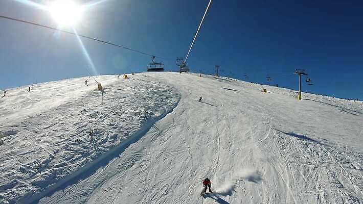 스포츠 여행 겨울 의자 자연 하늘 휴가 스키 산 안테나 사람 경사 사람없음 야외 파란색 운동 여행객 얼음 흰색 숲 언덕 속도 휴양지 알프스 리프트 스키선수 스노우보더 불가리아 1인칭시점 4K 반스코 MP4 해외동영상 클립영상 자연요소 시선 계절 유럽 컬러 가구 통신 겨울스포츠 운동선수 건강 장소 생태계 동영상 파일형식 남유럽