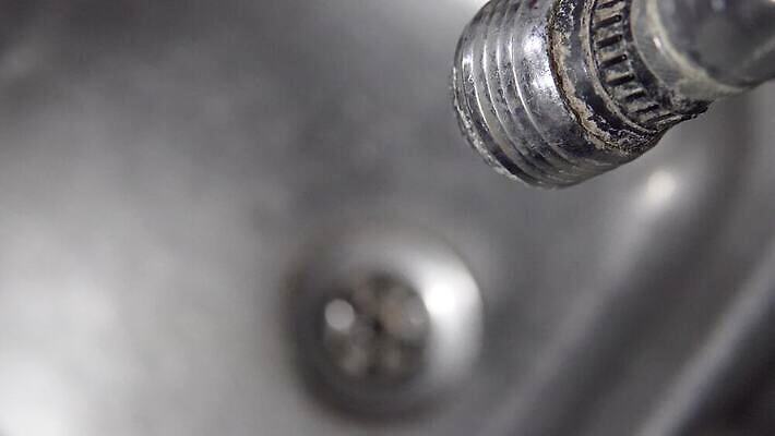 음료 백그라운드 컨셉 가정 모션 자연 주택 사람없음 물 빛 달리기 환경 금속 주방 젖음 흐름 추위 욕실 흰색 물방울 액체 고리 붓기 떨어짐 보호 은색 갈증 심볼 순수 싱크대 수도꼭지 고립 배관공 위생관리 철강 스플래쉬 4K MP4 해외동영상 클립영상 자연요소 컬러 재질 관리 건물 개수대 생태계 동영상 파일형식