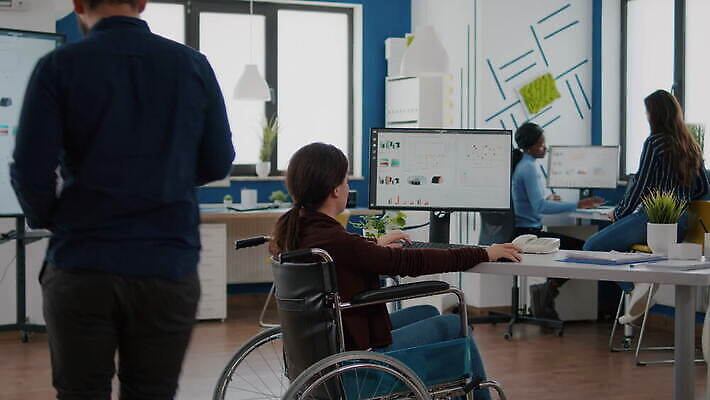 여자 남자 회사 비즈니스 사업가 통계 노동자 직장 대화 앉기 금융 경제 컴퓨터 사무실 우주 자료 작업 비즈니스우먼 작업실 장애인 종업원 동료 확인 휠체어 경영자 창업 다민족 장애 마감 소프트웨어 프로젝트 네트워킹 4K MOV 해외동영상 클립영상 직업 관계 모션 말하기 사람 전자제품 직장인 네트워크 리더 자영업 동영상 파일형식