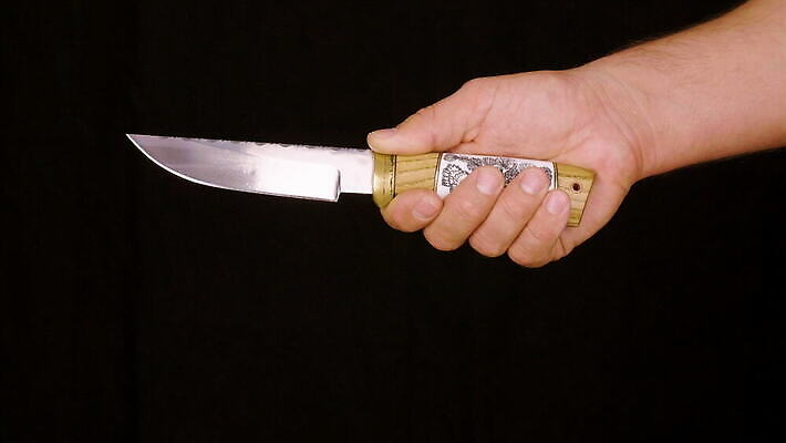 손 남자 무기 백그라운드 컨셉 손잡이 사람 사람없음 목재 금속 주방 검은색 어둠 장비 공구 죽음 잡기 폭력 칼날 범죄 칼 은색 위험 큼 공격 무서움 수집 위협 날카로움 쇼 팔 살인 나쁜 고립 공격적 살인범 암살자 철강 폭행 호러 4K MOV 해외동영상 클립영상 나무 감정 컬러 재료 모션 재질 신체부위 도구 크기 사회이슈 공포 동영상 파일형식